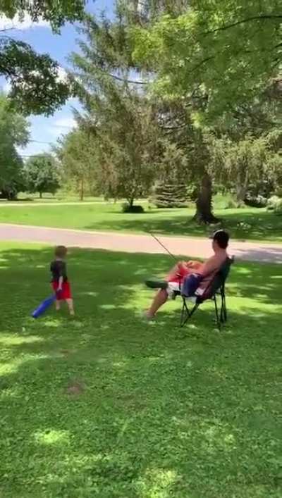 This dad is laaaazy! ?