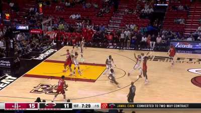 [Highlight] Jalen Green drops his defender with the beautiful move and drains the triple