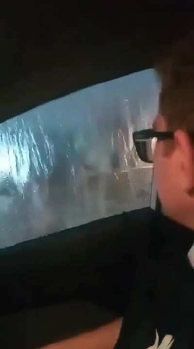 Car submerged in flooding while passengers causality talk about it: "Thank God we are safe"