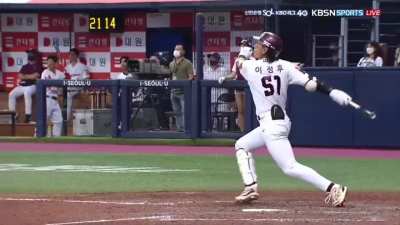 The girl is holding a sign saying "Send the ball to here, Lee Jung-hoo(batter)"