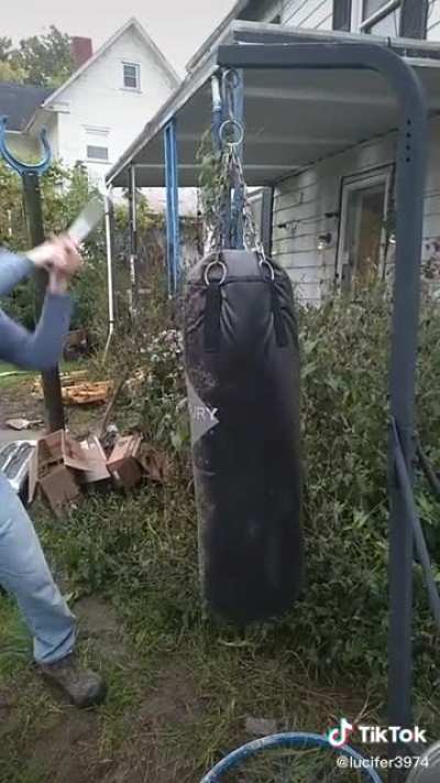 oH I bROke a pUnchIng bAg hOw sTrOng mMmm
