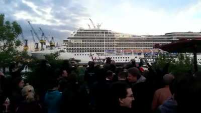 Cruise ship plays "Seven Nation Army" using horn