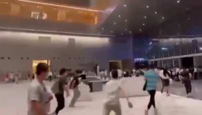 ?? Employees from company Tencent's office building quickly try to escape after the local government decided for a full building lockdown, because a person who went in there tested positive for COVID-19 on a PCR test - Shenzhen, China