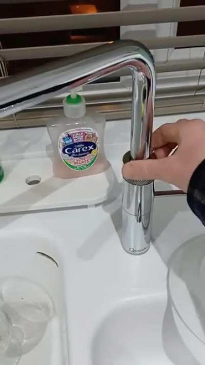 This kitchen tap has an integrated 'kettle' and boils water instantly