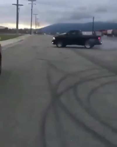 Idiot doesn't know how to drift