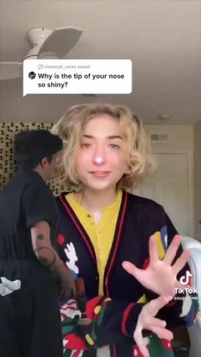 Girl is cringe not the guy shining her nose