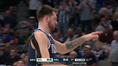 [Highlight] Dwight Powell gets the block on one end, then receives a no look pass from Luka Doncic on the other