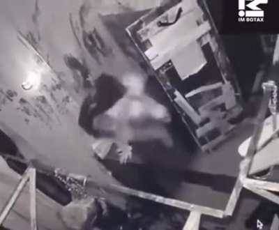 Guy outplays killer at horror house