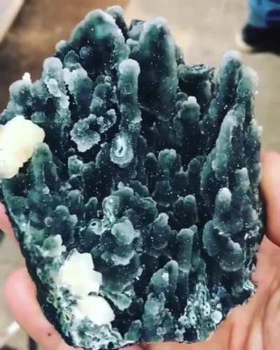 ? Stilbite and druzy chalcedony geode formation