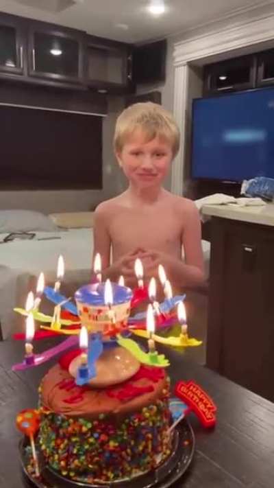 Kid gets emotional when reacting to special birthday cake