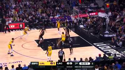 [Highlight] Lebron with an INCREDIBLE behind-the-back pass to reaves who hits a nice jumper to finish the play
