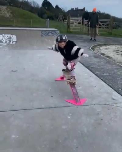 This kid put her helmet on, her puffiest clothes and never gave up trying until she finally managed to slide on the rail with her skateboard