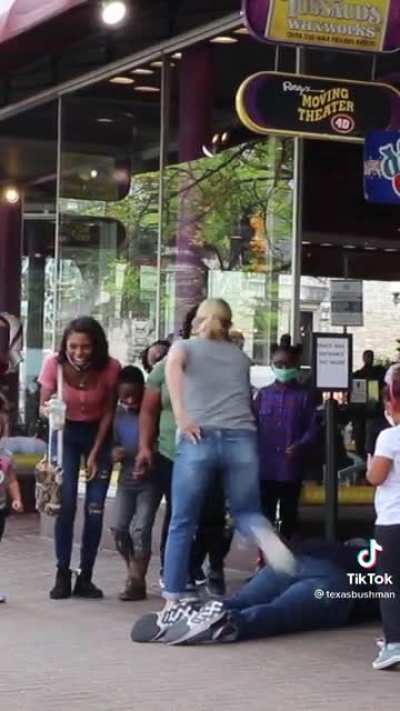 bYStandErs wATcH MaN gEt murdEReD iN BroAD dayLIGht