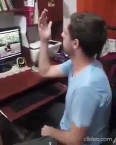 Now this is what I call "True Gamer"...
