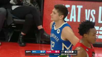 [Highlight] Grayson Allen hits Gary Trent Jr in the nuts as he makes the 3, flagrant foul called. GTJ makes the free throw and then Barnes makes a layup when they get the ball back, 6 point possession