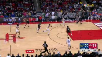[Highlight] Jordan Poole says you reach I teach as he goes behind his back and drops off the wraparound dime to Kuminga for the dunk!