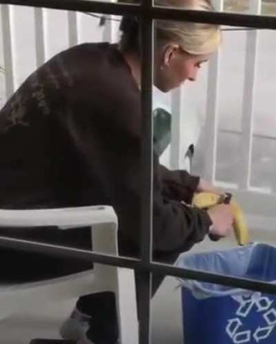 How to peel a banana ?