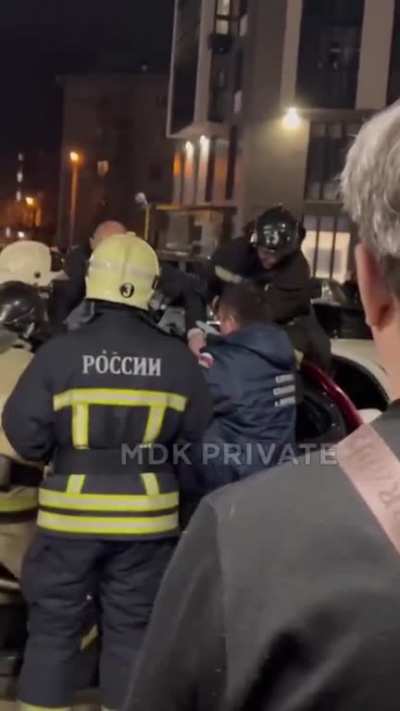 Man falls from the 19th floor onto a car and survives.