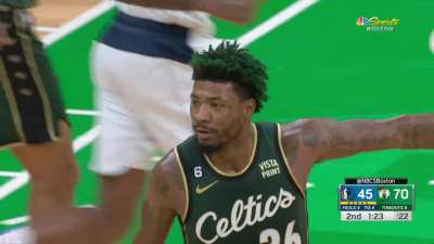 [Highlight] Marcus Smart drops a nasty magic bounce pass to Jayson Tatum for the finish to give the Celtics 70 points in the first half
