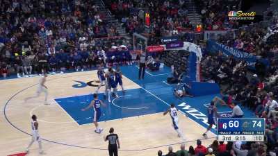 [Highlight] Kuzma misses the corner 3 but Porzingis comes flying in for the putback slam