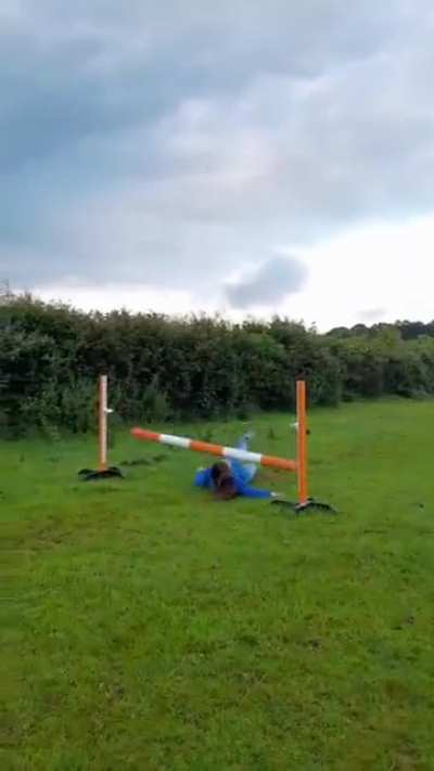 I'm so sorry about my laugh, but here's my friend falling ?