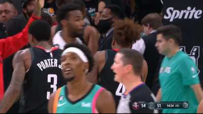 [Highlight] Jalen Green makes the one legged shot to beat the buzzer at the end of the first half