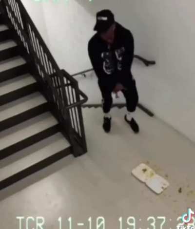 Guy drops his food ?