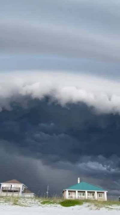 ? Huge thunderstorm seen from a Florida beach ?