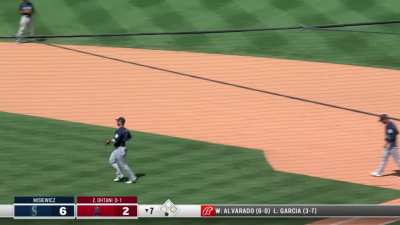[Highlight] [Highlight] Ohtani shows off his speed by getting on first base!