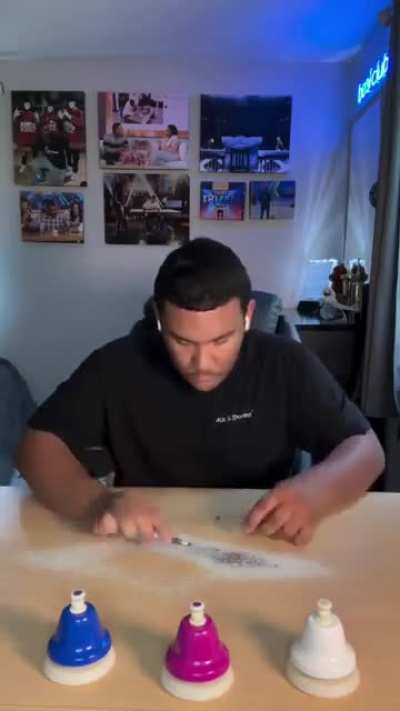 Guy remixes COD 6 game theme with his hands ?