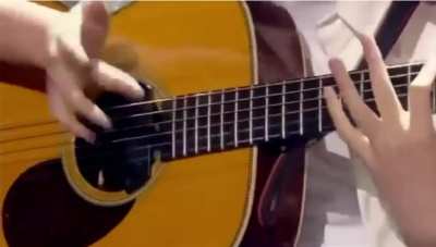 Even the guitar itself didn't know that it could be played like this