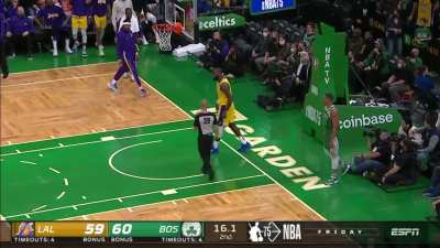 [Highlight] Grant Williams intentionally fouls LeBron at half court but the refs refuse to call it. LeBron powers in for an and-1 anyway.