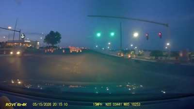 [ROVE R2-4K] truck turns without yielding