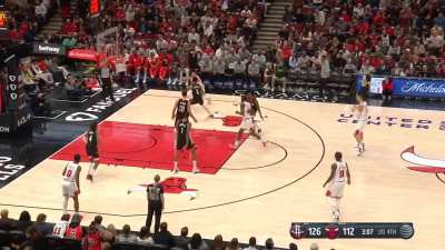 [Highlight] Jalen Green hits the off balance 3 over Zach LaVine as the shot clock expires to put the Rockets up by 14 late in the 4th quarter