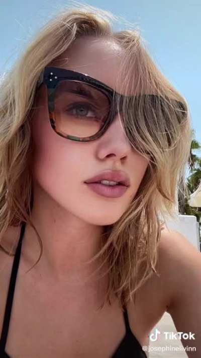 Danish girl @josephinelivinn showing off how crazy fake girls on social medias can be