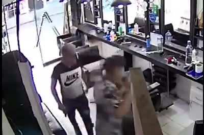Guy tries to rob Barber shop but gets beat up