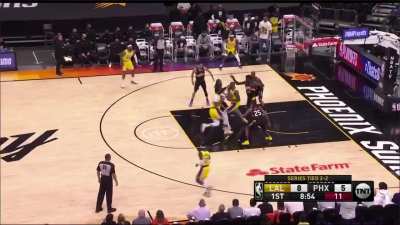 [Highlight] The Suns don't need to respect LA's supporting cast on the perimeter, forcing LeBron into a tough shot