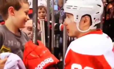 Hockey player gives kid a memory
