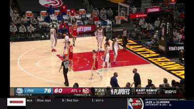 [Highlight] Hawks doesn't show any effort in transition defense and Simmons stuffs it through