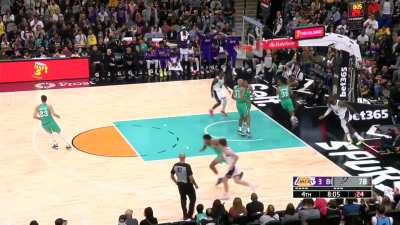 [Highlight] LeBron freight train ends with a transition dunk