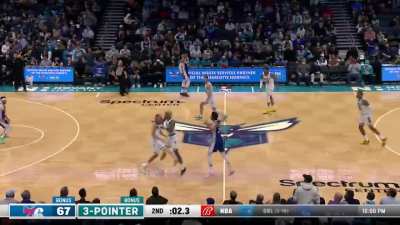 [Highlight] The Hornets score 6 points in 3 seconds to end the half