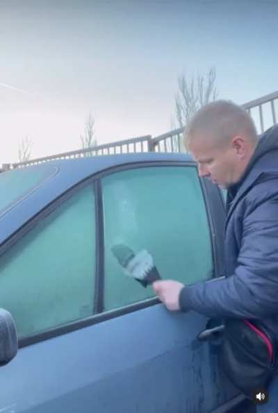 Defrosting a car window