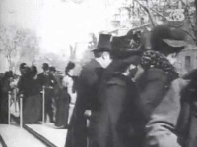 1900: At the world industrial exhibition in Paris, a "street of the future" was assembled, It was a moving electric sidewalk 3.5 km long, moving through the entire exhibition