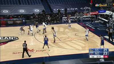 [Highlight] Steph loses the ball, drives in on 4 defenders, gets the layup and the foul