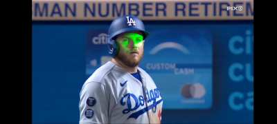 [Highlight] "Fan" shines laser pointer in Max Muncy's eyes while at bat in a big moment