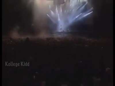 People losing their minds over Michael Jackson standing still