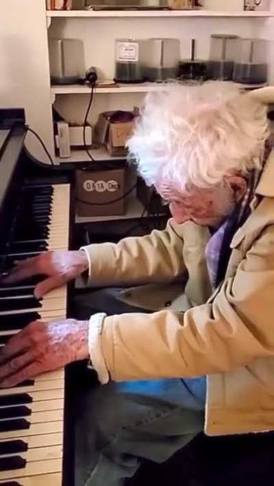94-year-old Philip Springer plays the 1st movement of Beethoven’s “Moonlight Sonata”!! ?