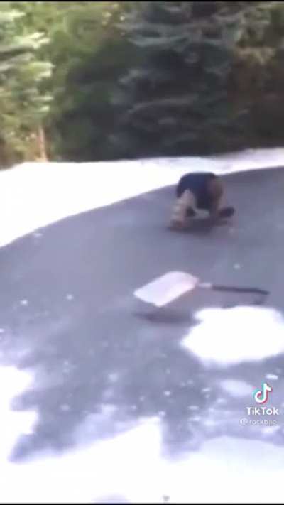 The shovel is more in tune than the guitar ?
