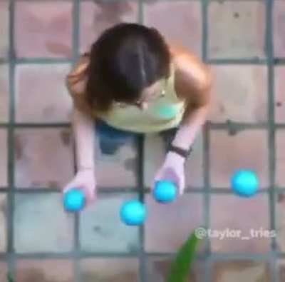 Juggling balls seen from above