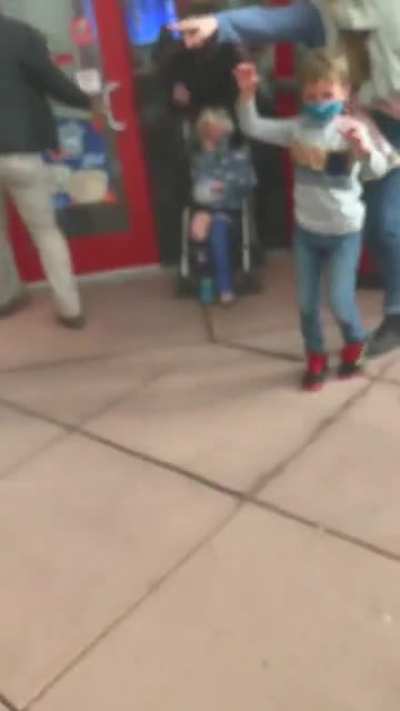 Panic at Chuck E. Cheese in Colorado: Families flee as wildfire approaches... in December!